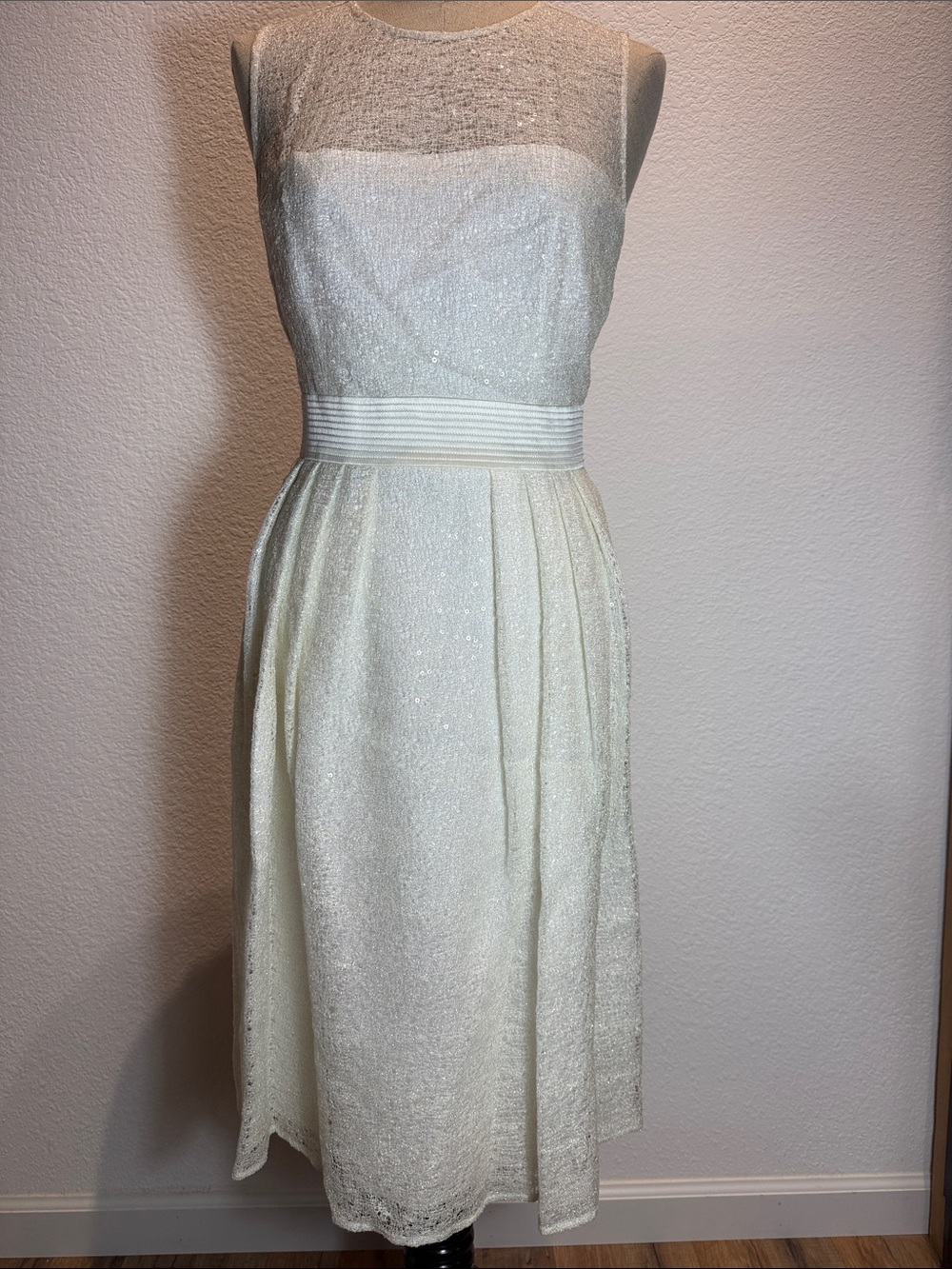 Elegant Off White Lace Sleeveless Cocktail Dress